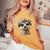 花柄クラウン付きのかわいいミーアキャット レディースオーバーサイズコンフォートTシャツ Mustard 花柄クラウン付きのかわいいミーアキャット レディースオーバーサイズコンフォートTシャツ Mustard
