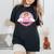 メルちゃん くまさんカーでlet's Go Drive 〜Under The Rainbow〜【片面プリント】 レディースオーバーサイズコンフォートTシャツ 黒 メルちゃん くまさんカーでlet's Go Drive 〜Under The Rainbow〜【片面プリント】 レディースオーバーサイズコンフォートTシャツ 黒