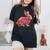 夏に可愛い花うさぎ 花柄 うさぎ レディースオーバーサイズコンフォートTシャツ 黒 夏に可愛い花うさぎ 花柄 うさぎ レディースオーバーサイズコンフォートTシャツ 黒