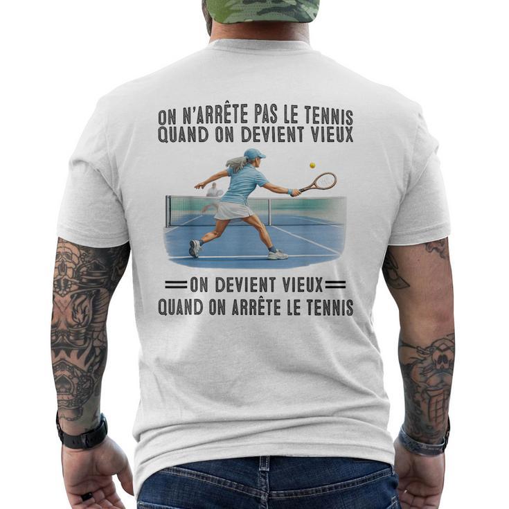 On N'arrête Pas Le Tennis Quand On Devientieux On Devient T-shirt imprimé au dos
