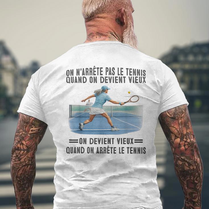 On N'arrête Pas Le Tennis Quand On Devientieux On Devient T-shirt imprimé au dos Cadeaux pour les vieillards