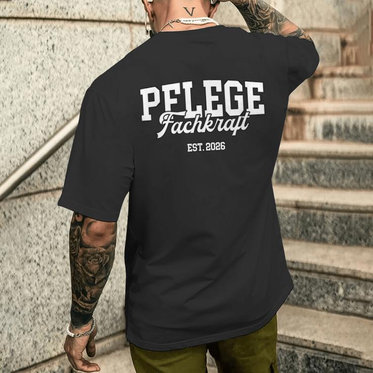 Pflege Fachkraft Est 2026 Pfleger Abschluss Pflegefachkraft T-Shirt mit Rückendruck Geschenke für Ihn