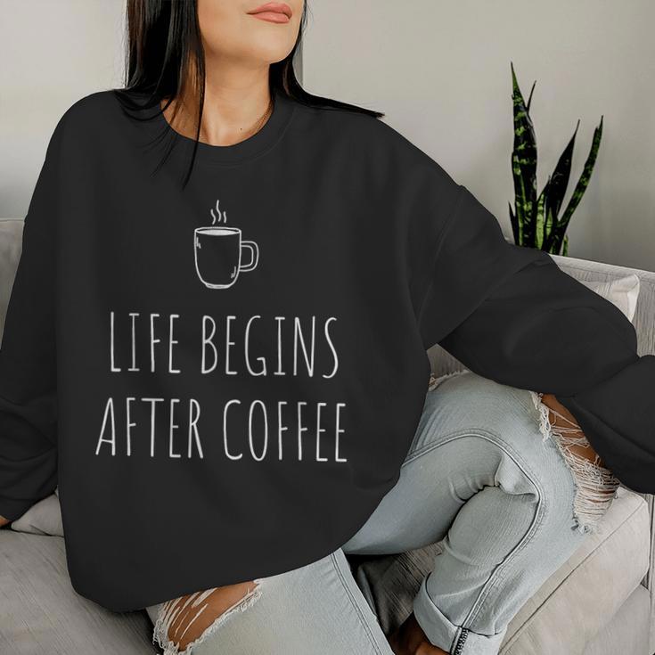 Life Begins After Coffeeコーヒーの後に人生が始まる 遅起き族はナマケモノが好き コーヒー レディーススウェットシャツ 彼女への贈り物