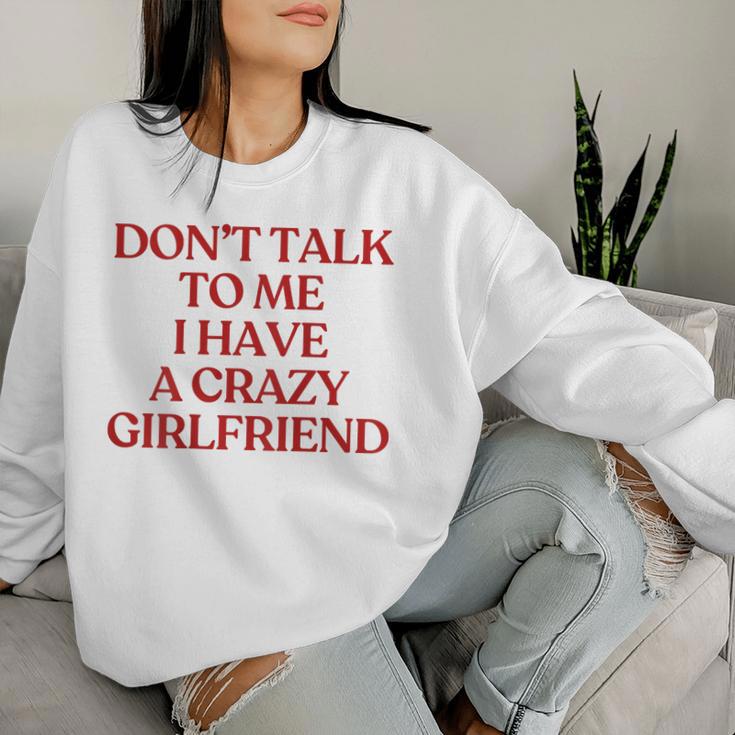 Don't Talk To Me I Have A Crazy Girlfriend On Back Trendy レディーススウェットシャツ 彼女への贈り物