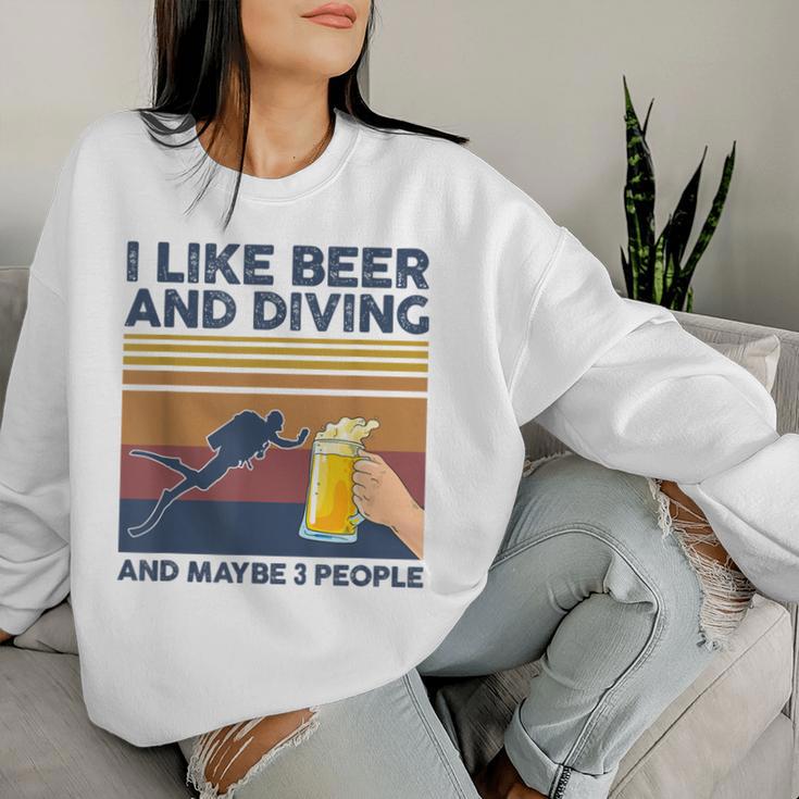 I Like Beer And Diving And Maybe 3 People 面白いギフト レディーススウェットシャツ 彼女への贈り物