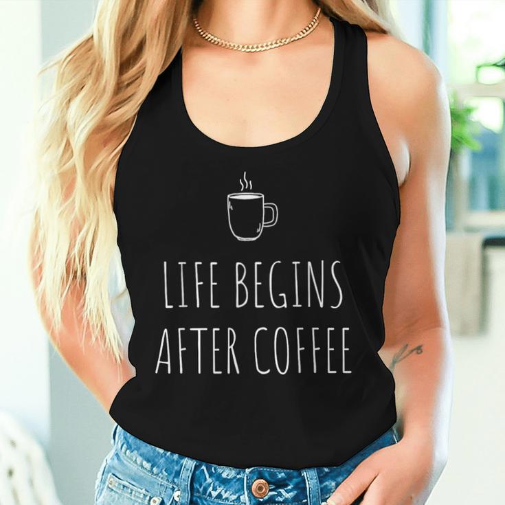 Life Begins After Coffeeコーヒーの後に人生が始まる 遅起き族はナマケモノが好き コーヒー レディースタンクトップ 彼女への贈り物