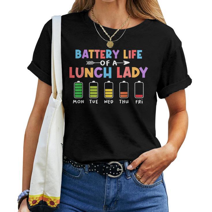 学校給食のおばあちゃんの電池寿命面白いカフェテリアワーカー レディースTシャツ