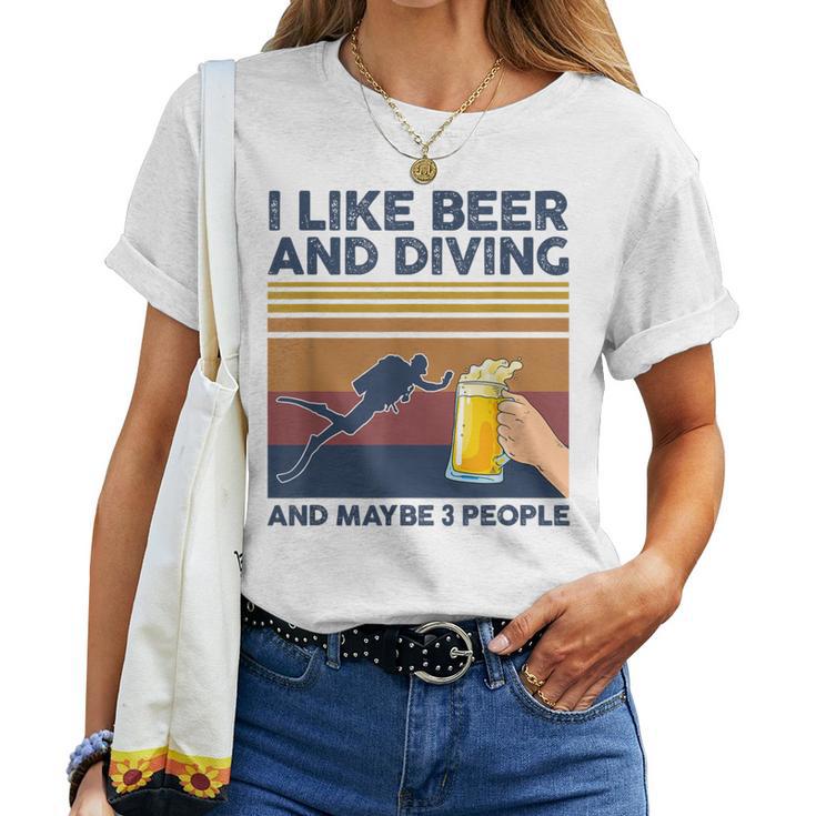 I Like Beer And Diving And Maybe 3 People 面白いギフト レディースTシャツ