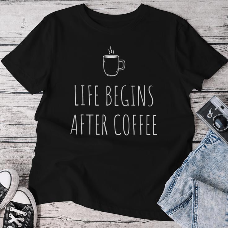 Life Begins After Coffeeコーヒーの後に人生が始まる 遅起き族はナマケモノが好き コーヒー レディースTシャツ 面白い贈り物