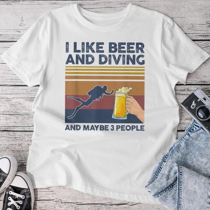 I Like Beer And Diving And Maybe 3 People 面白いギフト レディースTシャツ 面白い贈り物