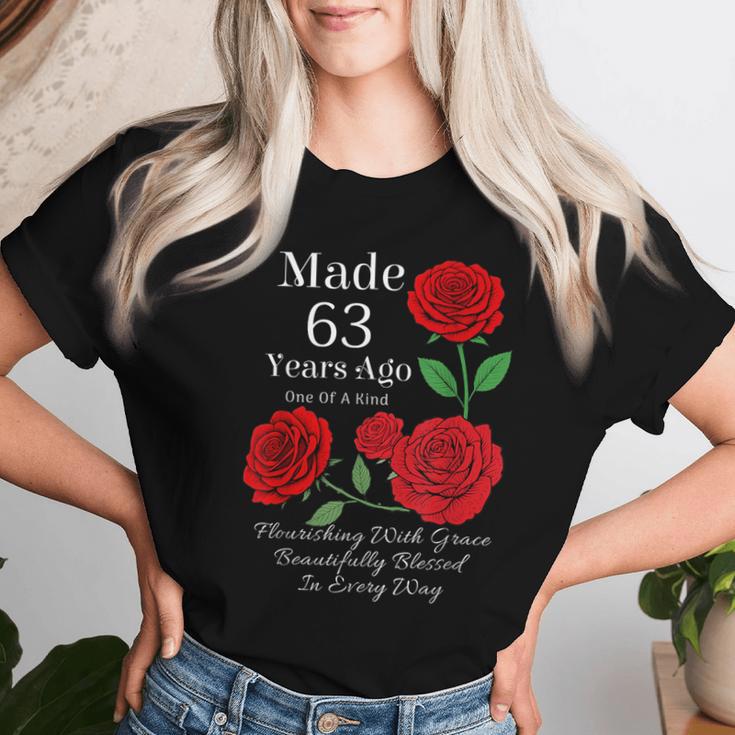 63年前に作られたバラの花 63歳 63歳の誕生日 レディースTシャツ 彼女への贈り物