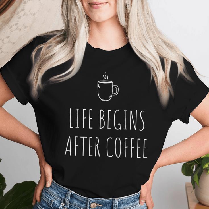 Life Begins After Coffeeコーヒーの後に人生が始まる 遅起き族はナマケモノが好き コーヒー レディースTシャツ 彼女への贈り物