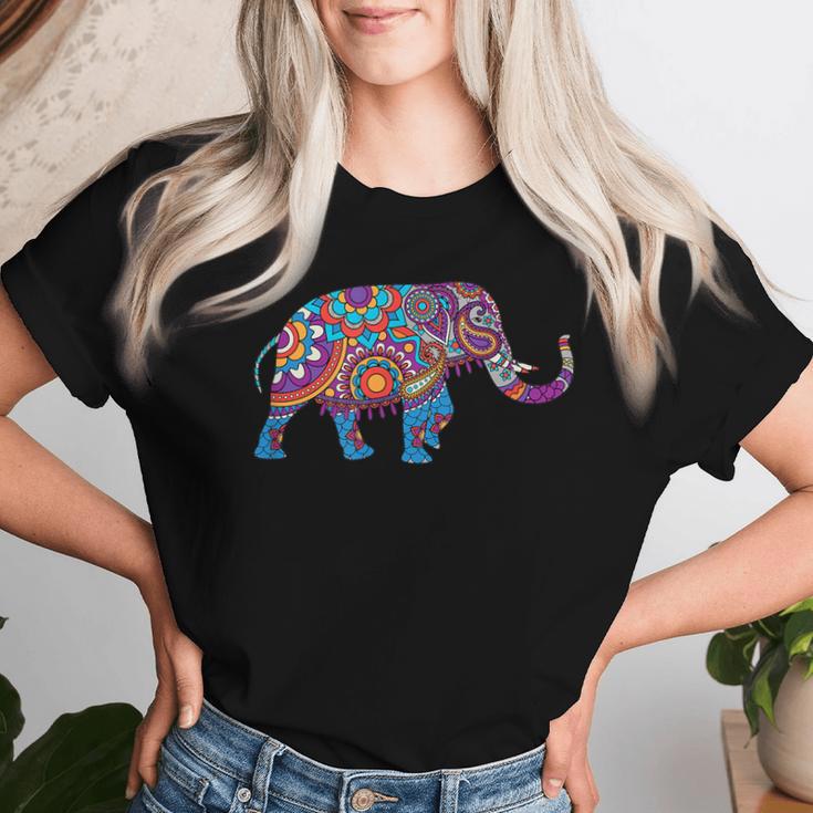 カラフルなインドの象の花柄象アート レディースTシャツ 彼女への贈り物