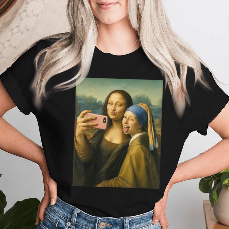 女の子の真珠のイヤリングを持つモナリザの自撮り面白いアート レディースTシャツ 彼女への贈り物