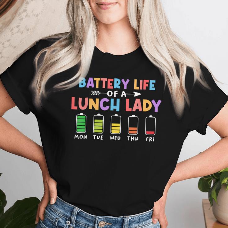 学校給食のおばあちゃんの電池寿命面白いカフェテリアワーカー レディースTシャツ 彼女への贈り物