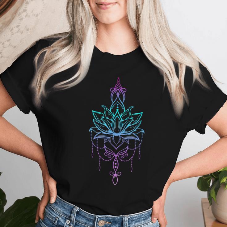 蓮の花 禅 マンダラ 平和 ヨガ レディースTシャツ 彼女への贈り物