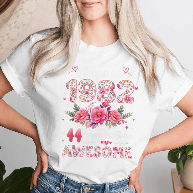 44歳 1982年8月 花柄 44歳 誕生日 男性 女性 レディースTシャツ 彼女への贈り物