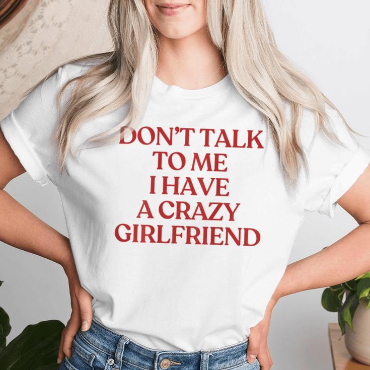 Don't Talk To Me I Have A Crazy Girlfriend On Back Trendy レディースTシャツ 彼女への贈り物