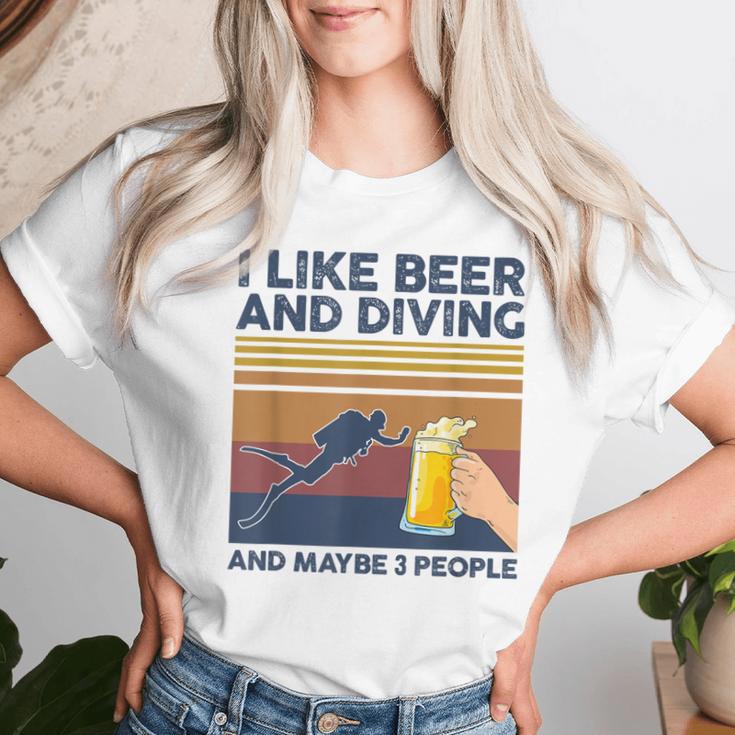 I Like Beer And Diving And Maybe 3 People 面白いギフト レディースTシャツ 彼女への贈り物