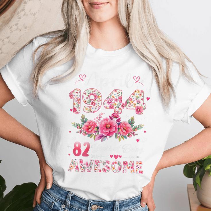 オンバック 82歳 1944年4月 花柄 82歳の誕生日 レディースTシャツ 彼女への贈り物
