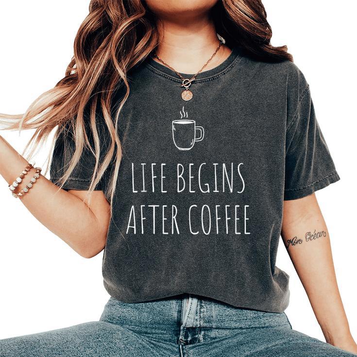 Life Begins After Coffeeコーヒーの後に人生が始まる 遅起き族はナマケモノが好き コーヒー レディースオーバーサイズコンフォートTシャツ Life Begins After Coffeeコーヒーの後に人生が始まる 遅起き族はナマケモノが好き コーヒー レディースオーバーサイズコンフォートTシャツ