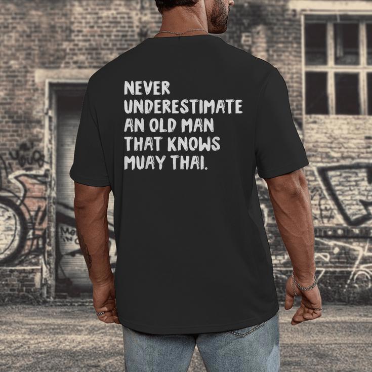 Never Underestimate An Old Man That Knows Muay Thai Men's Back Print T-Shirt Never Underestimate An Old Man That Knows Muay Thai Men's Back Print T-Shirt