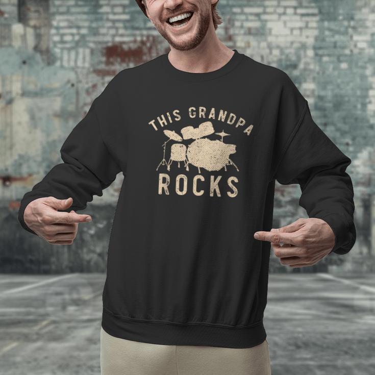 Dieser Opa Rockt Trommzeuger Drummer Musik Drum Kit Men Graphic Sweatshirt Dieser Opa Rockt Trommzeuger Drummer Musik Drum Kit Men Graphic Sweatshirt