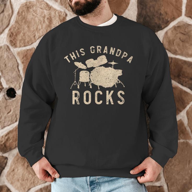 Dieser Opa Rockt Trommzeuger Drummer Musik Drum Kit Men Graphic Sweatshirt Dieser Opa Rockt Trommzeuger Drummer Musik Drum Kit Men Graphic Sweatshirt