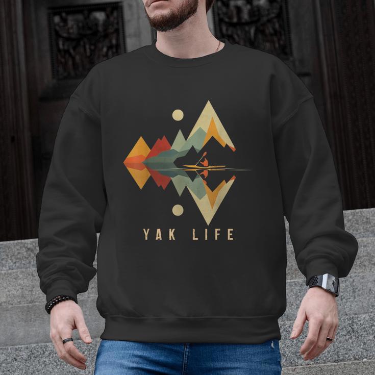 Kayak Vintage Retro Mountains Canoe Kayak Kayak Kayak Men Graphic Sweatshirt