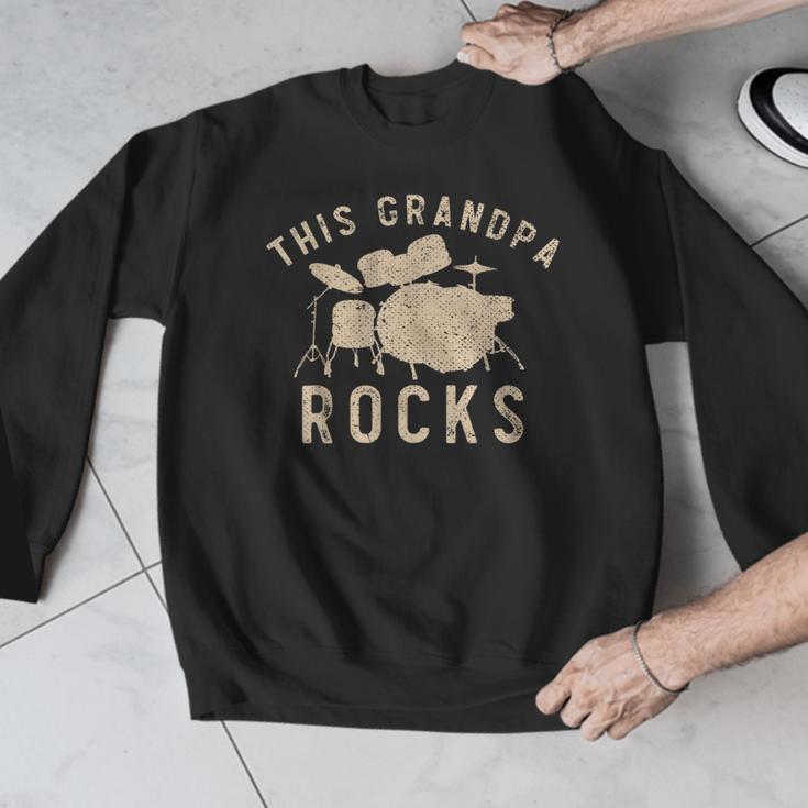 Dieser Opa Rockt Trommzeuger Drummer Musik Drum Kit Men Graphic Sweatshirt Dieser Opa Rockt Trommzeuger Drummer Musik Drum Kit Men Graphic Sweatshirt