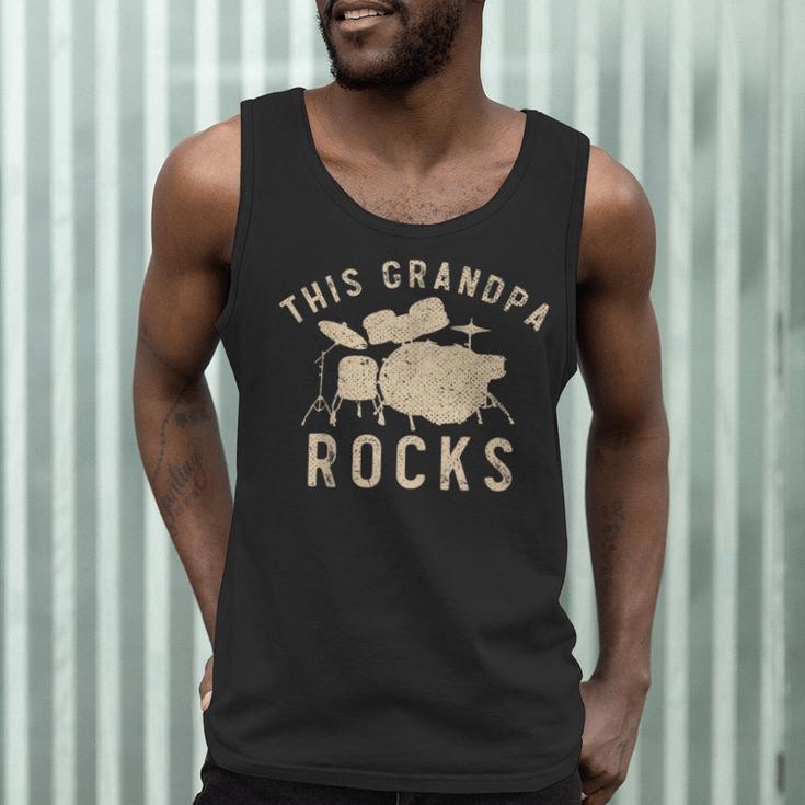 Dieser Opa Rockt Trommzeuger Drummer Musik Drum Kit Men Tank Top Dieser Opa Rockt Trommzeuger Drummer Musik Drum Kit Men Tank Top