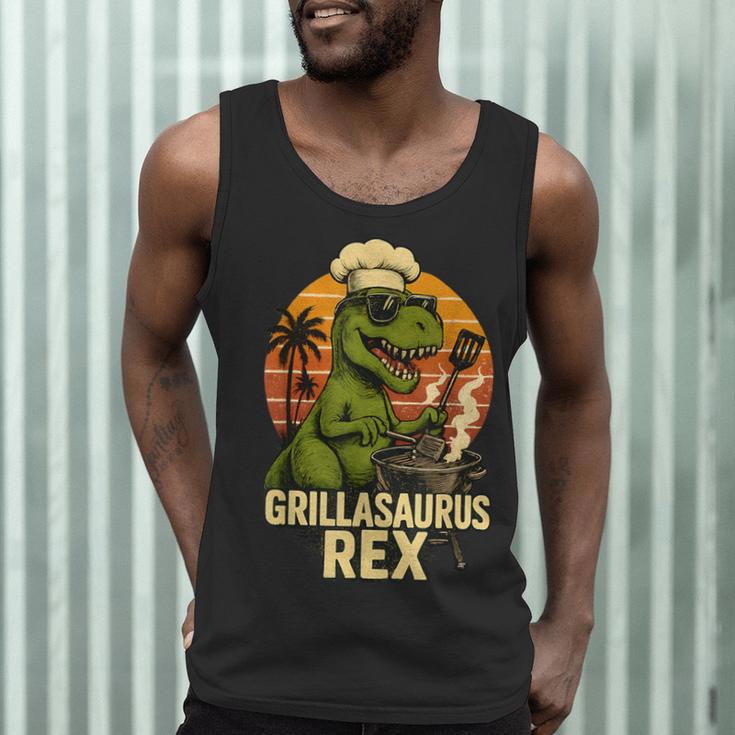 Grilling Dinosaur Grillasaurus T-Rex BBQ Dad Joke Men Tank Top