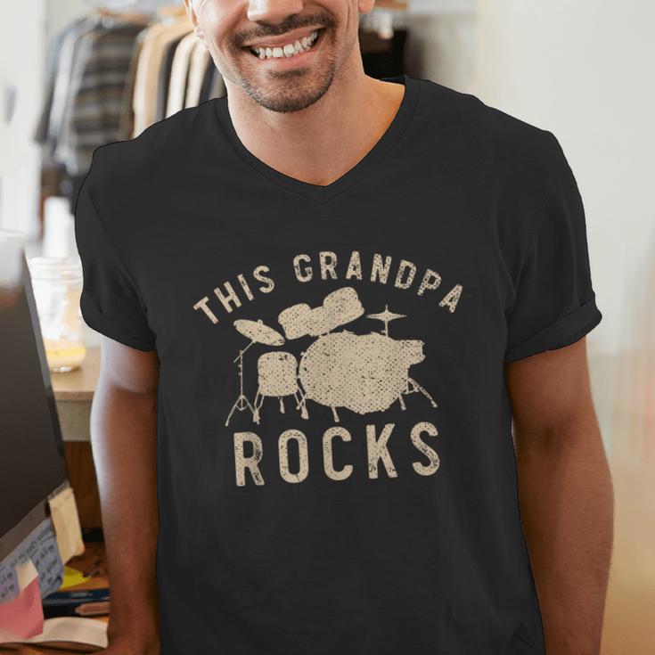 Dieser Opa Rockt Trommzeuger Drummer Musik Drum Kit Men's V-Neck T-Shirt