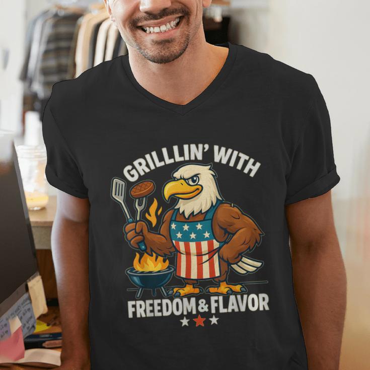 Grillin’ Eagle BBQ Dad 4th Of July Father’s Day Men's V-Neck T-Shirt