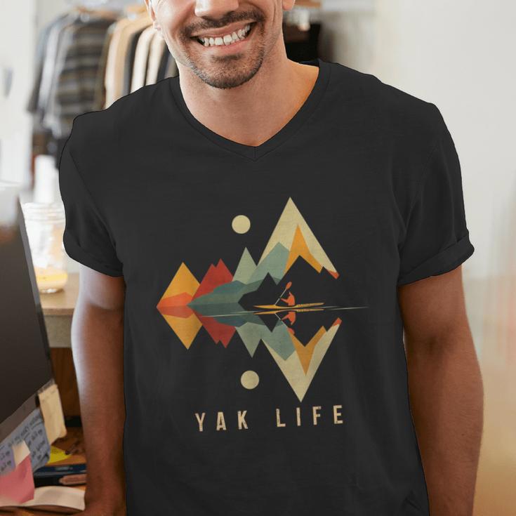 Kayak Vintage Retro Mountains Canoe Kayak Kayak Kayak Men's V-Neck T-Shirt