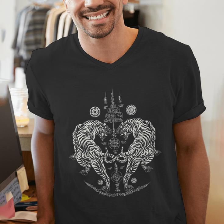 Sak Yant Thai Tattoo Twin Tiger For Muay Thai Fighter Boxing Men's V-Neck T-Shirt