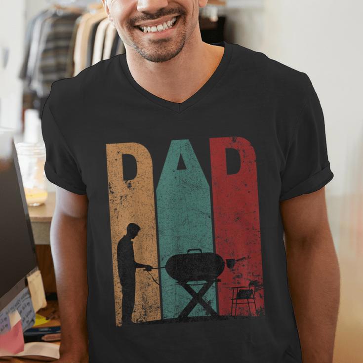 Vintage BBQ Dad Silhouette Father's Day Retro Men's V-Neck T-Shirt Vintage BBQ Dad Silhouette Father's Day Retro Men's V-Neck T-Shirt