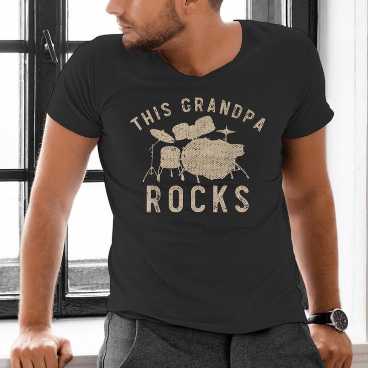Dieser Opa Rockt Trommzeuger Drummer Musik Drum Kit Men's V-Neck T-Shirt