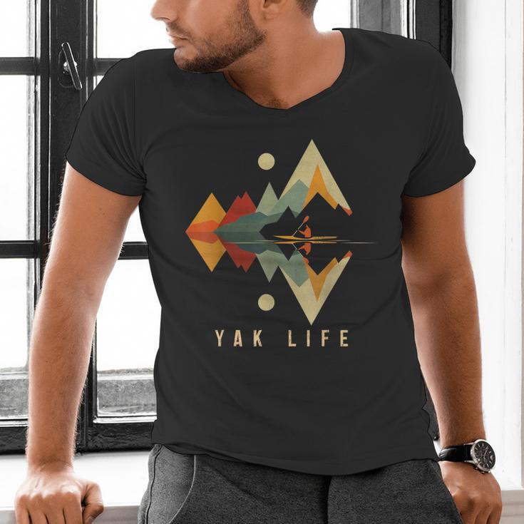 Kayak Vintage Retro Mountains Canoe Kayak Kayak Kayak Men's V-Neck T-Shirt