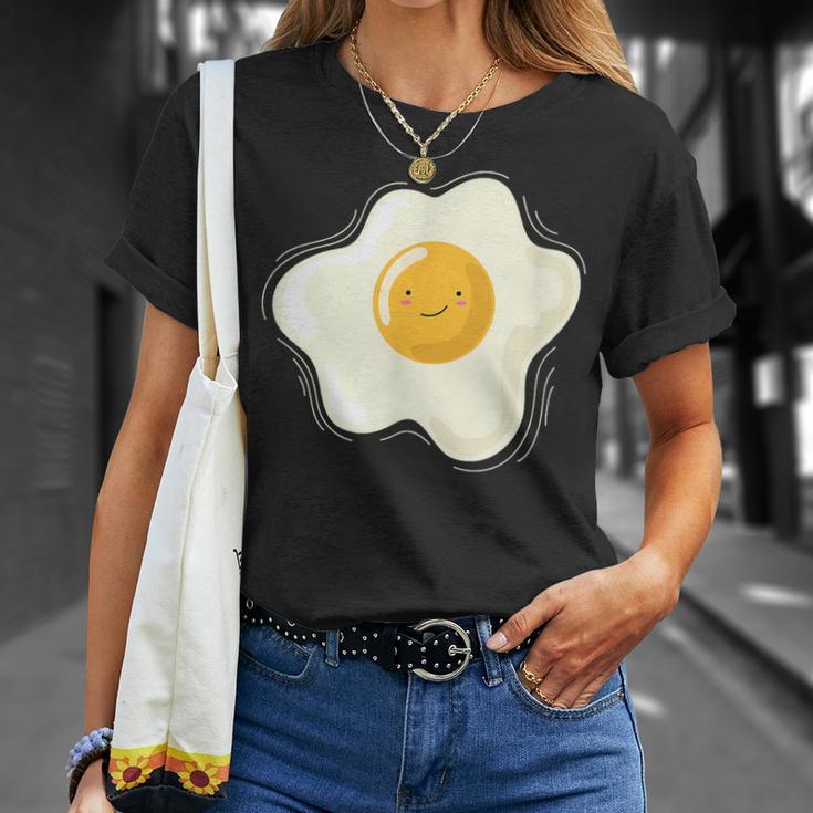 Cocinar Y Cocinar Huevos Fritos Es Feliz Camiseta unisex Regalos para ella