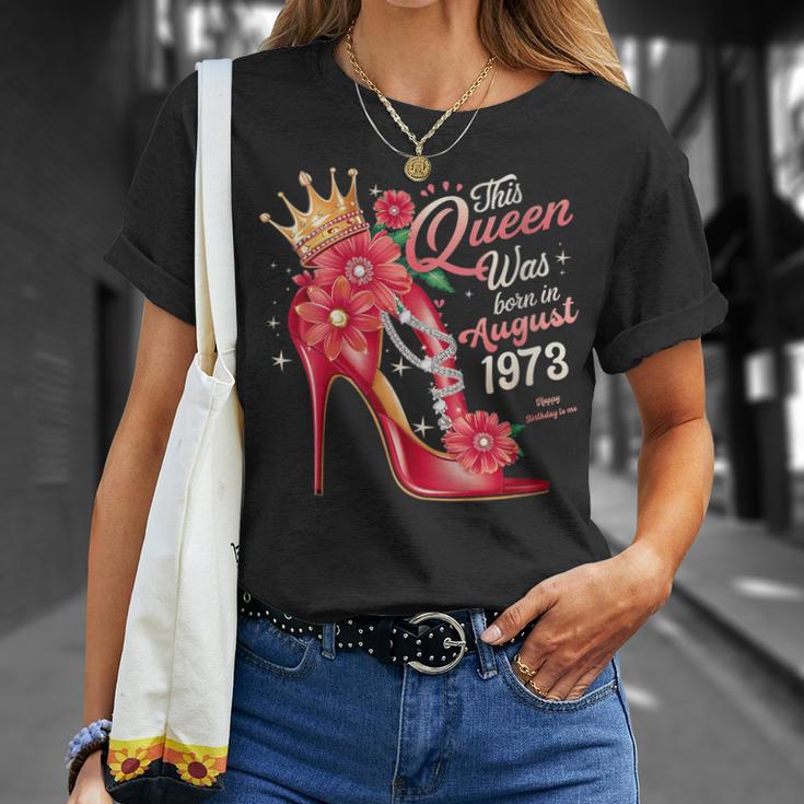 Esta Reina Nació En Agosto De 1973 Cumpleaños De Agosto Es Cuello Camiseta unisex Regalos para ella