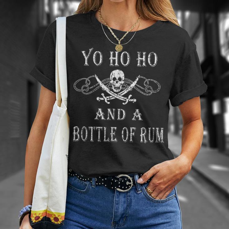 Yo Ho Ho Botella De Rum Divertida Pirata Bandera Pirata Camiseta unisex Regalos para ella