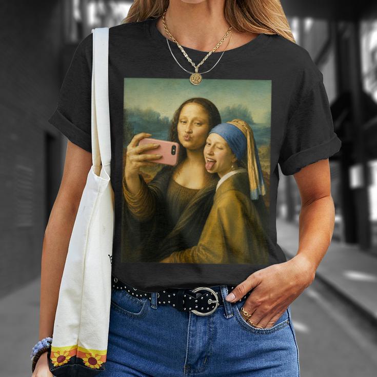 女の子の真珠のイヤリングを持つモナリザの自撮り面白いアート Tシャツ 彼女への贈り物