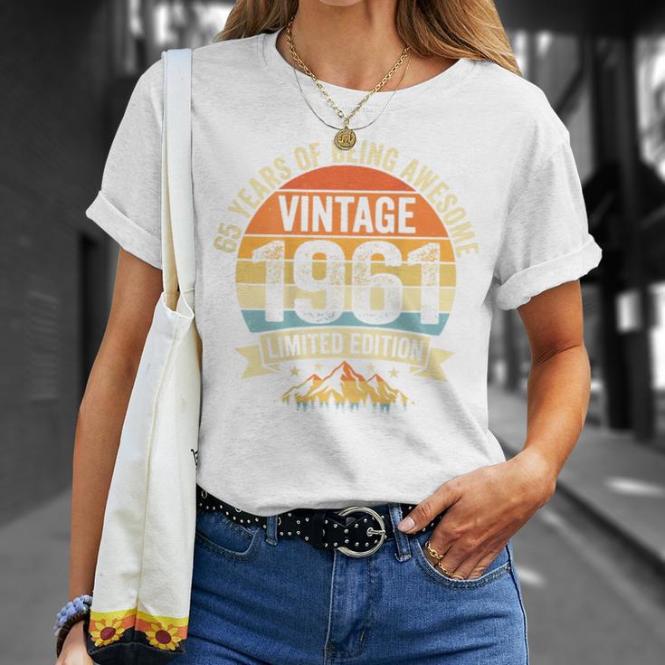 En La Parte Traseraintage 65 Cumpleaños Decoraciones Hombres 65 Años 1961 65 Camiseta unisex Regalos para ella