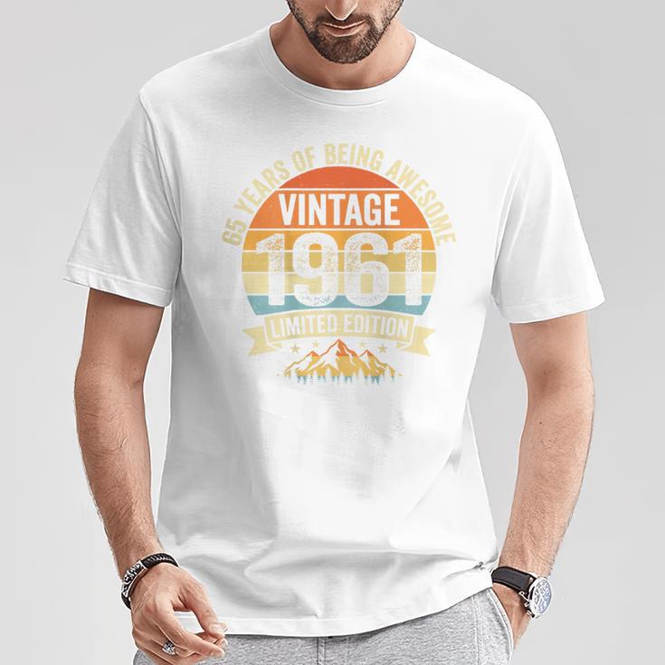 En La Parte Traseraintage 65 Cumpleaños Decoraciones Hombres 65 Años 1961 65 Camiseta unisex Regalos divertidos