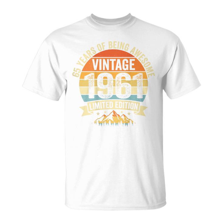 En La Parte Traseraintage 65 Cumpleaños Decoraciones Hombres 65 Años 1961 65 Camiseta unisex