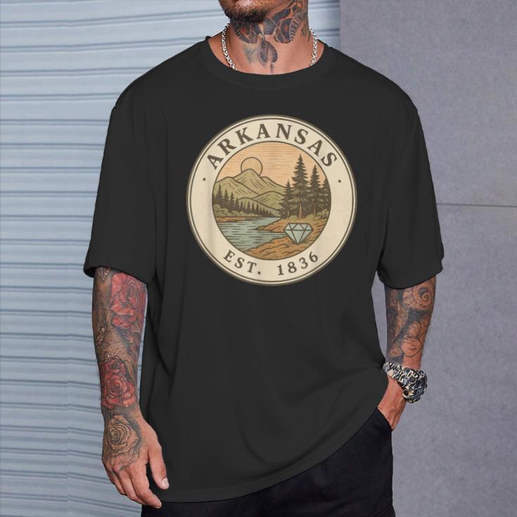Emblema Retro De Paisaje De Orgullo De Arkansas Camiseta unisex Regalos para él
