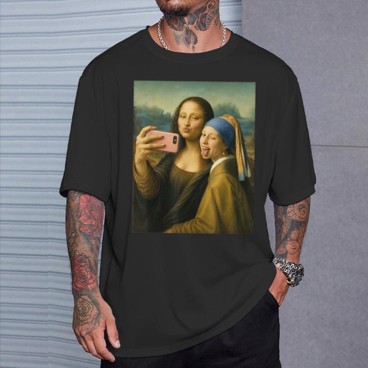 女の子の真珠のイヤリングを持つモナリザの自撮り面白いアート Tシャツ 彼への贈り物
