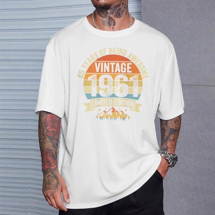 En La Parte Traseraintage 65 Cumpleaños Decoraciones Hombres 65 Años 1961 65 Camiseta unisex Regalos para él