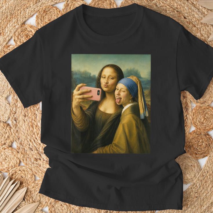 女の子の真珠のイヤリングを持つモナリザの自撮り面白いアート Tシャツ 高齢者への贈り物
